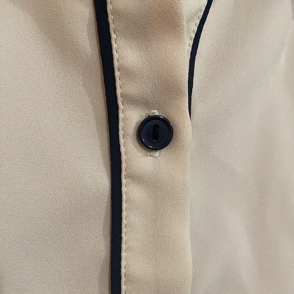 Forever 21 button up sleeveless top - Picture 4 of 4